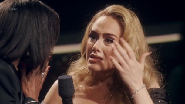 Məşhur müğənni səhnədə ağladı - Səbəbi isə...(FOTO)